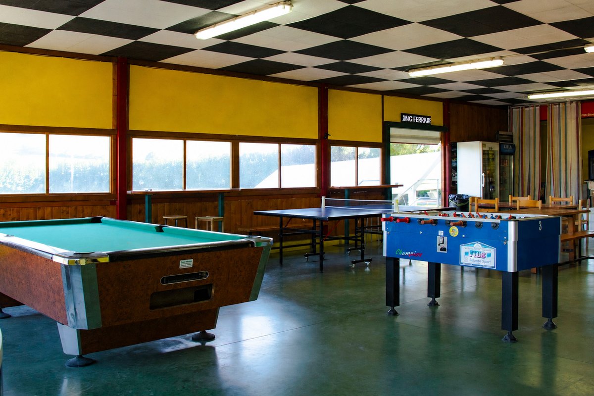 La sala giochi del bar: biliardo, ping pong e calcio balilla