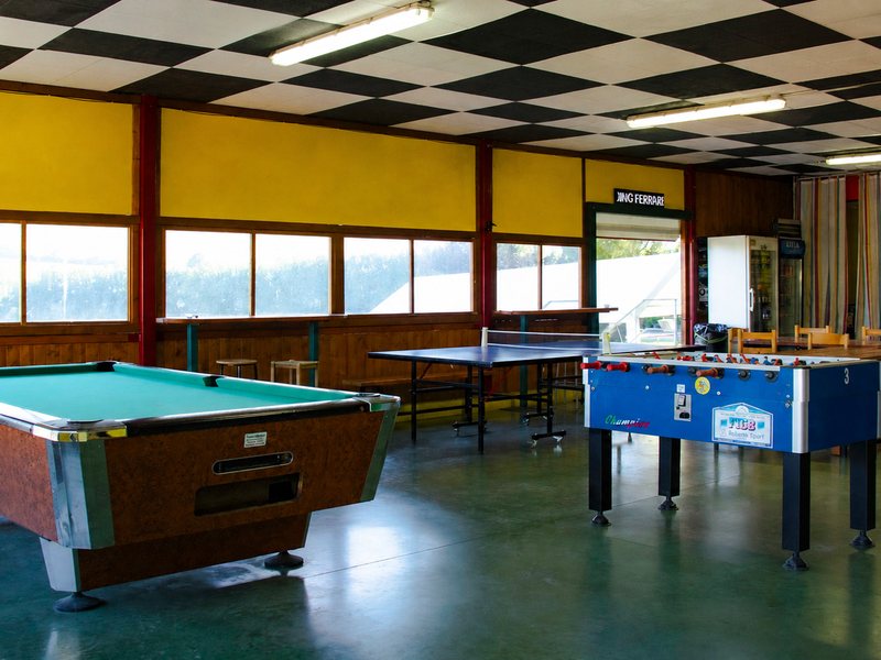 La sala giochi del bar: biliardo, ping pong e calcio balilla