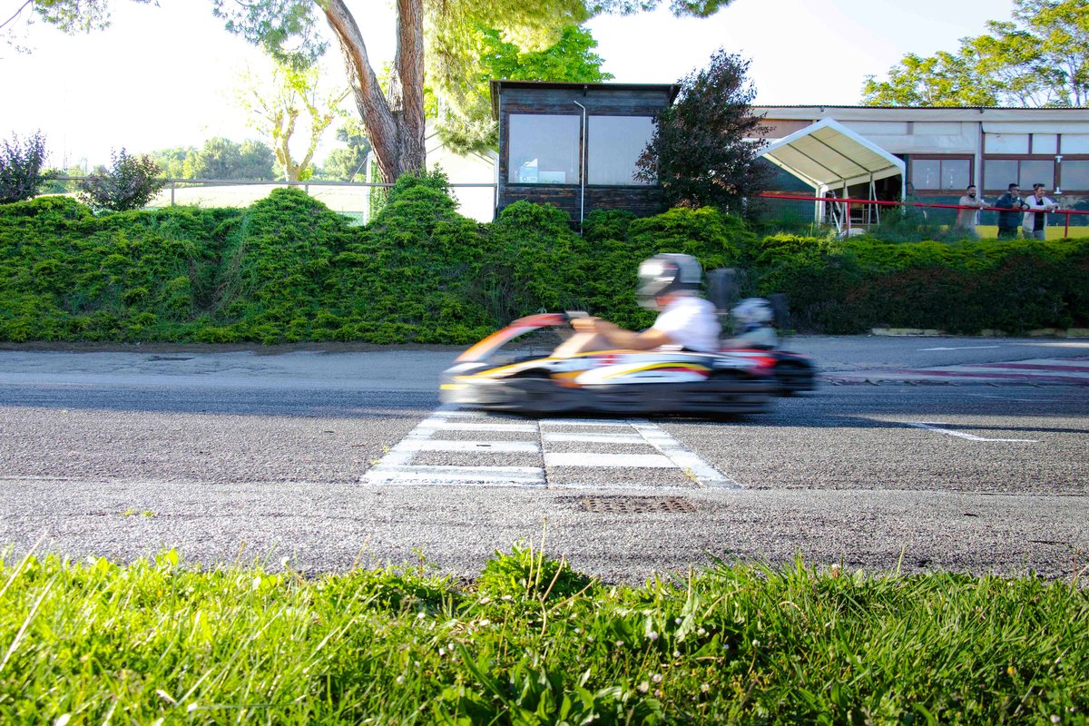 Kart in velocità che taglia il traguardo a scacchi sulla pista di Fermo