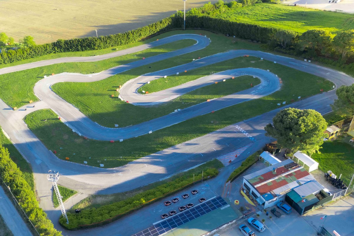 La struttura vista dall'alto: pista da 850 metri, paddock e area bar