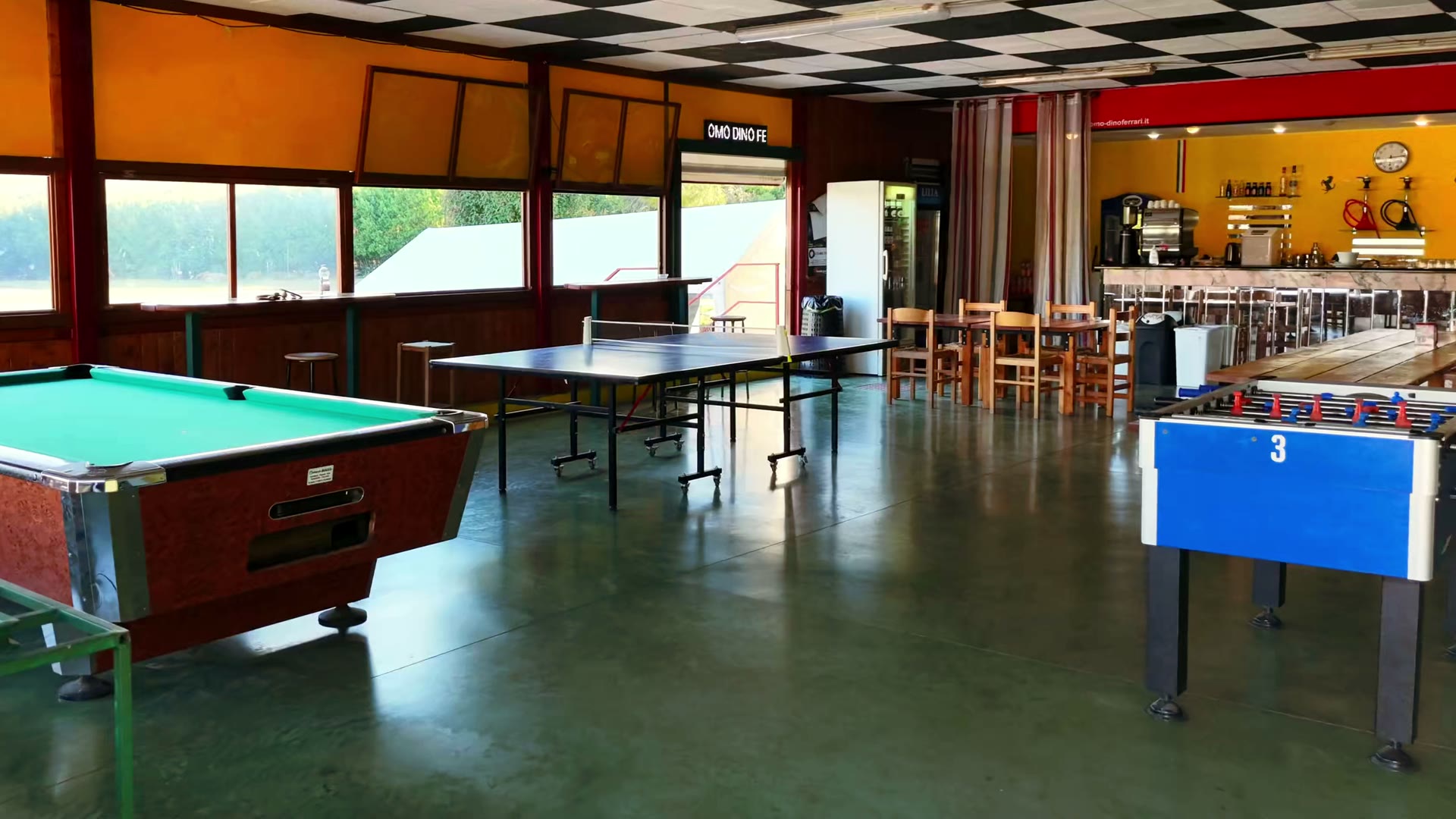 La sala del bar del kartodromo con biliardo, ping pong e calcio balilla