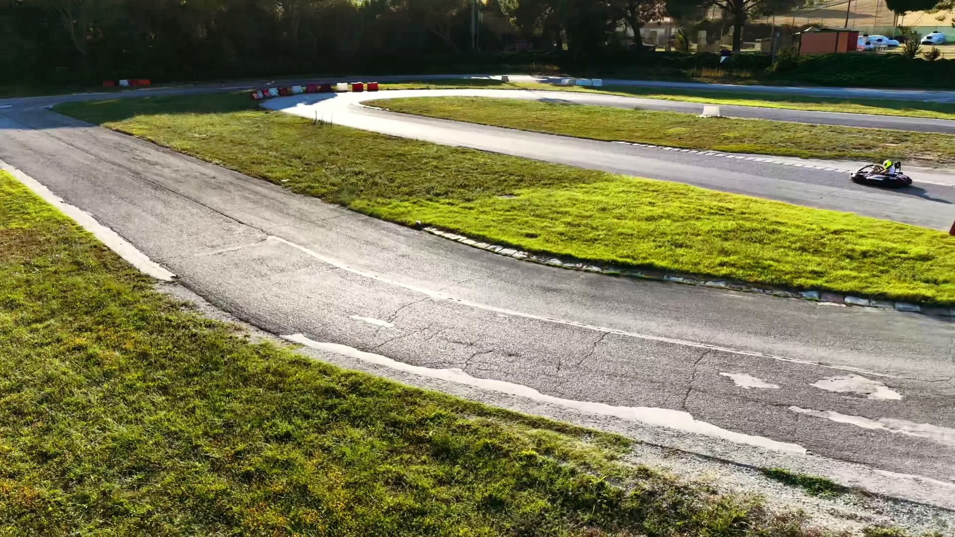 Ragazzi in pista durante una lezione della scuola karting di Fermo