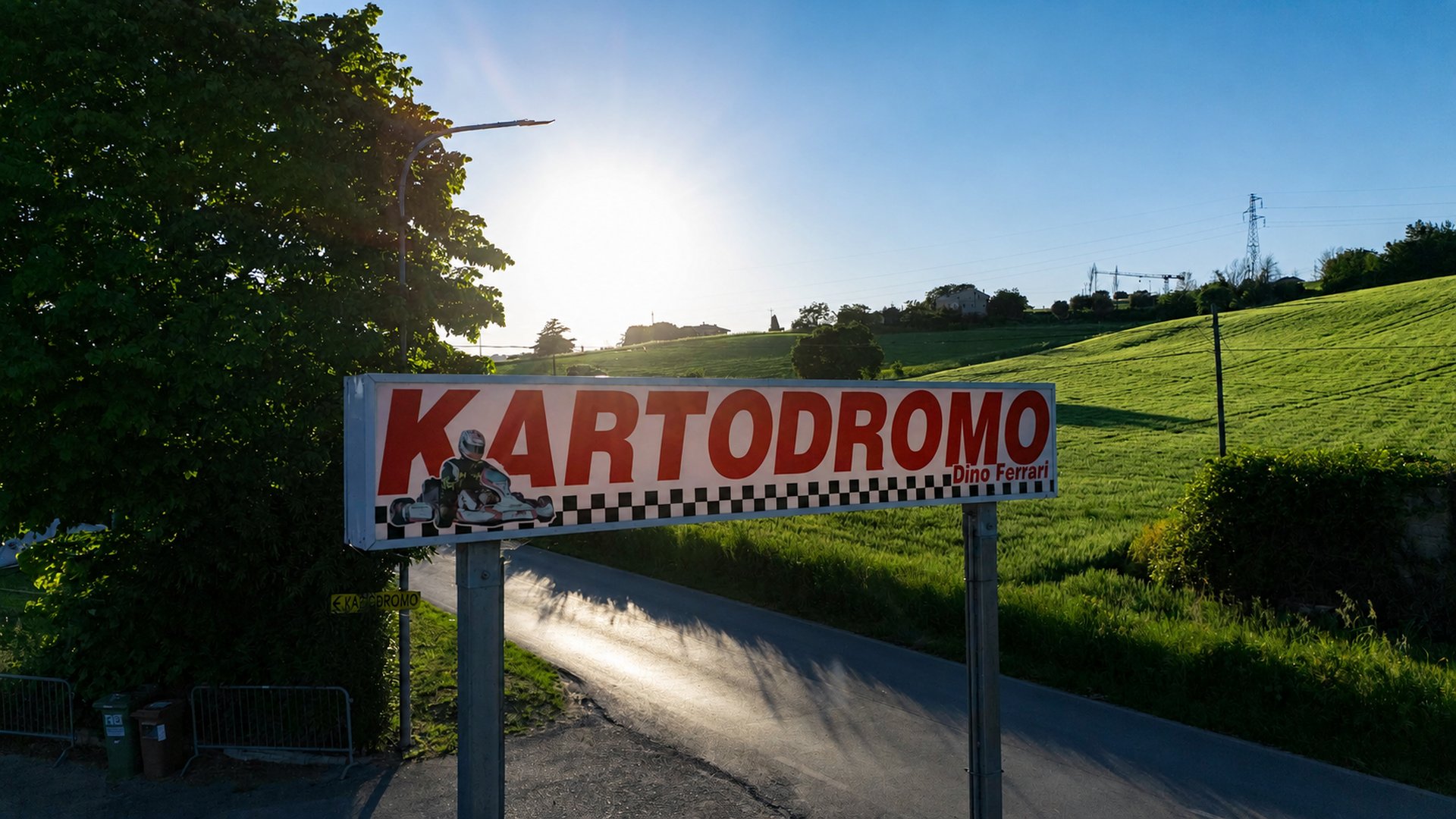 L'insegna Kartodromo all'ingresso della struttura, in controluce al tramonto