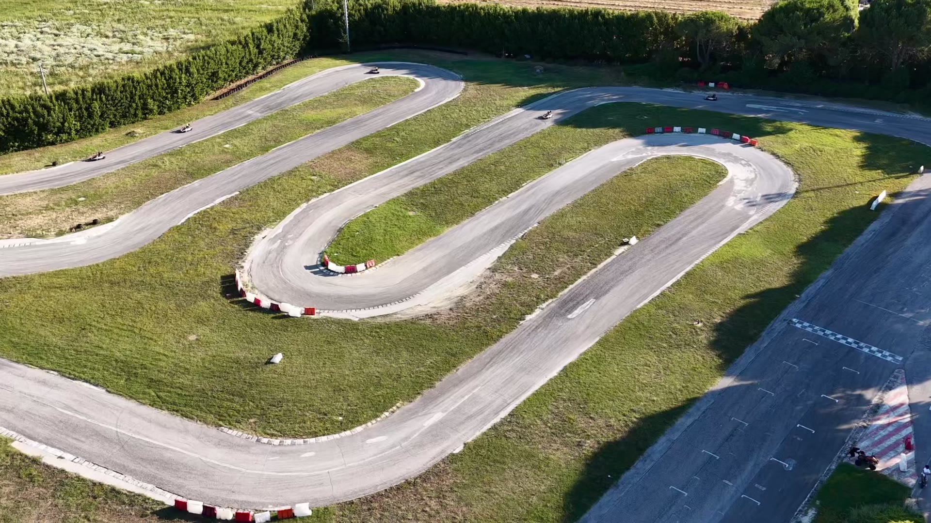 Vista dall'alto del Kartodromo Dino Ferrari di Fermo con pista go-kart e campo paintball