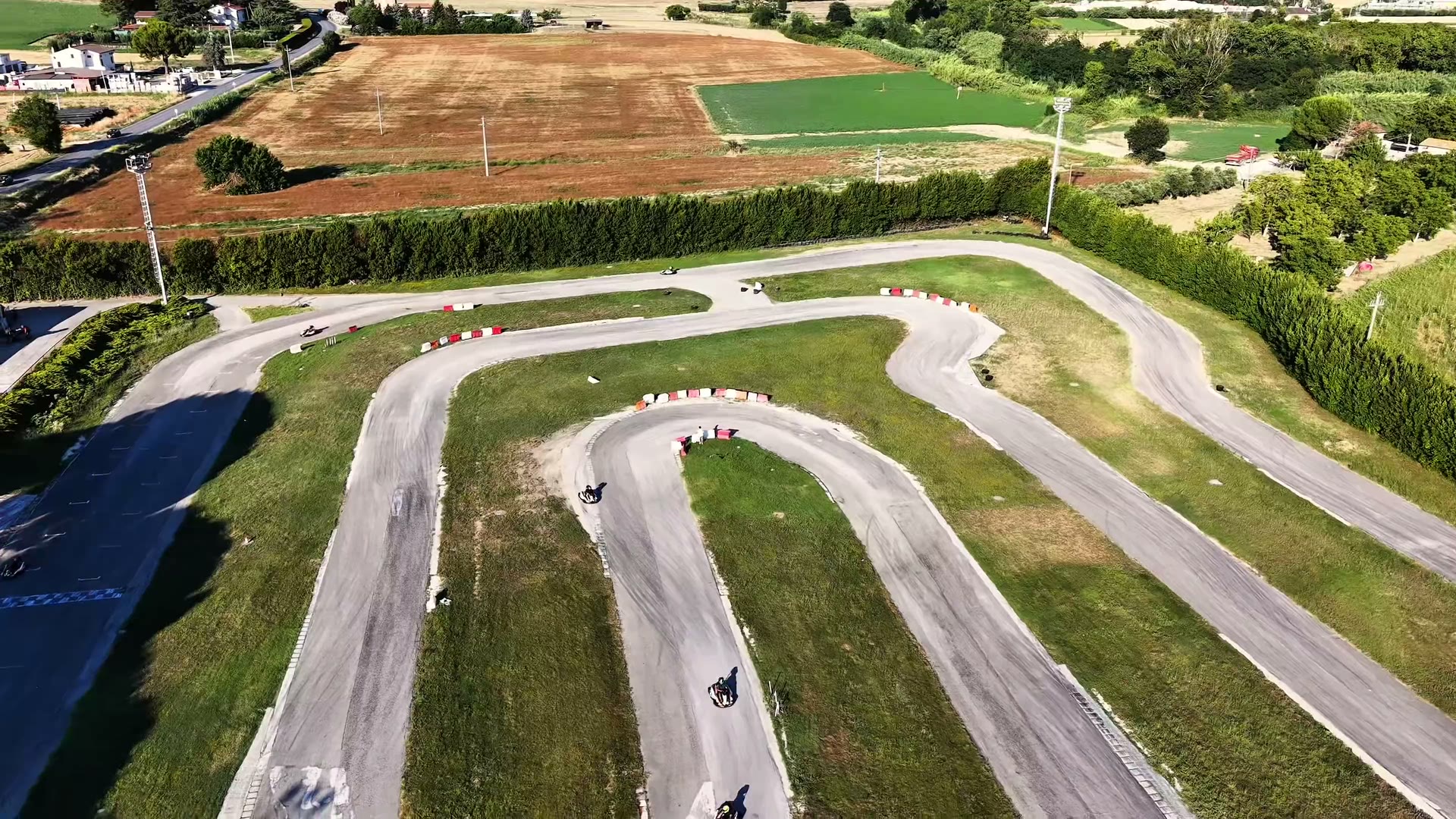 La pista go-kart di Fermo dall'alto coi kart in gara