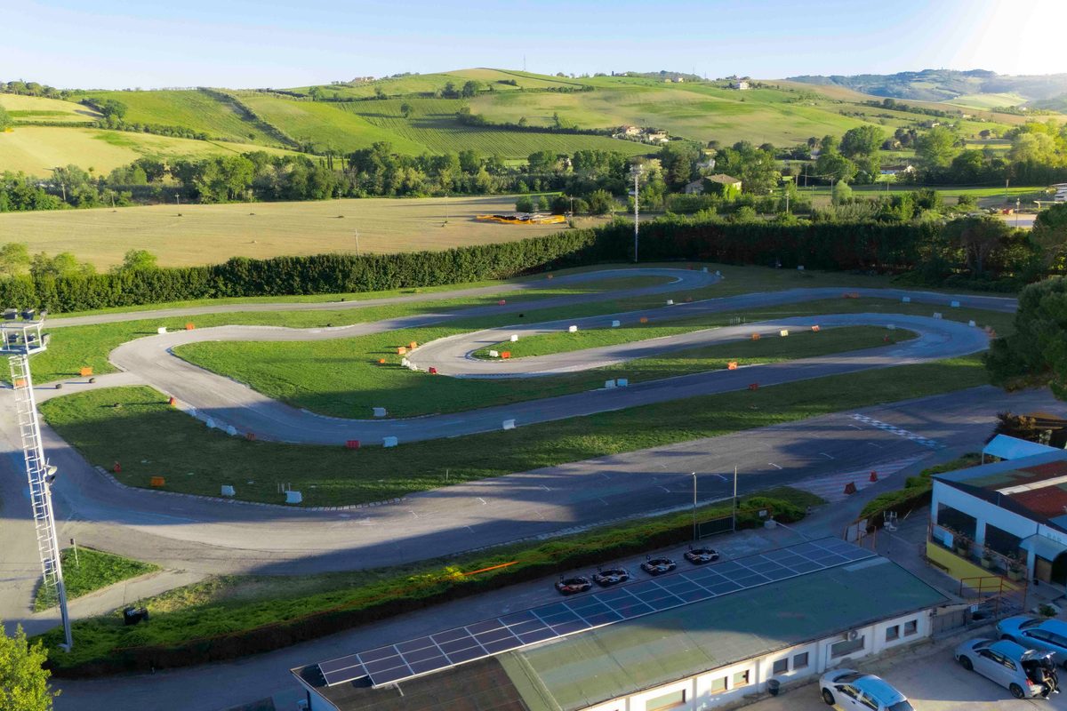 Vista della pista go-kart di Fermo con curve e rettilineo
