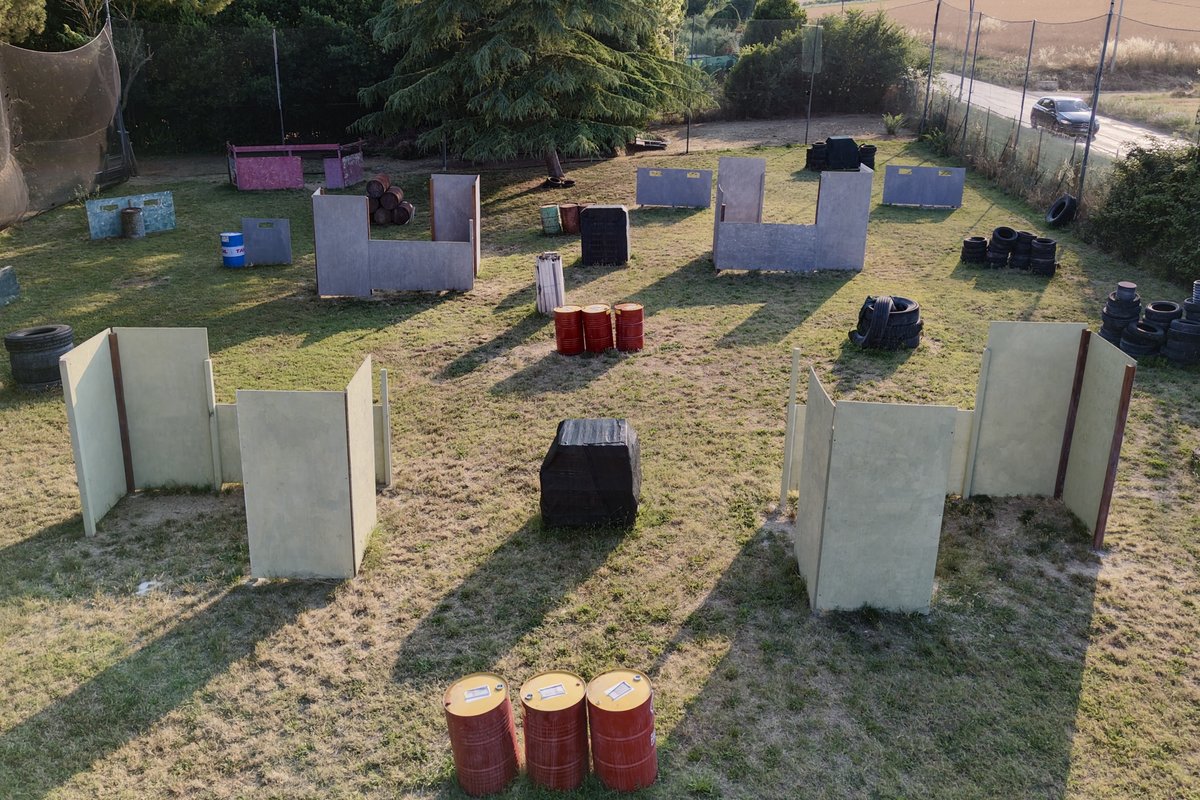 Il campo paintball di Fermo dall'alto, con ripari, barili e gomme sul prato
