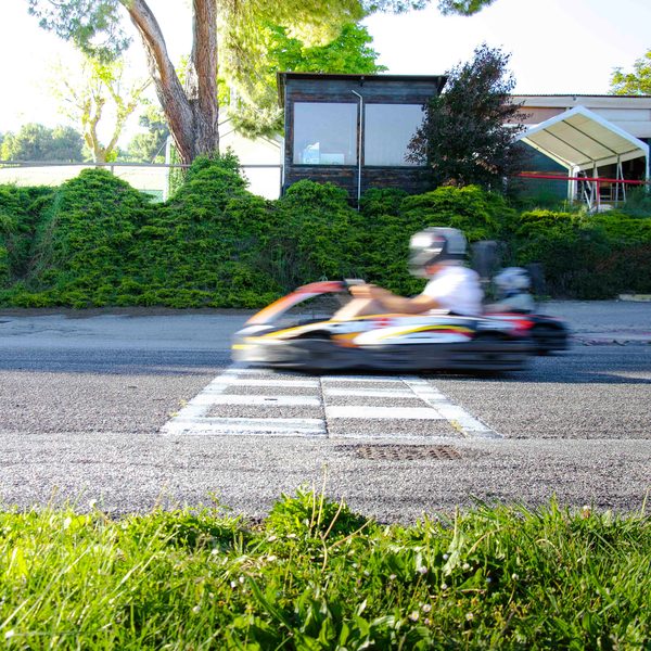 Kart in pista al tramonto