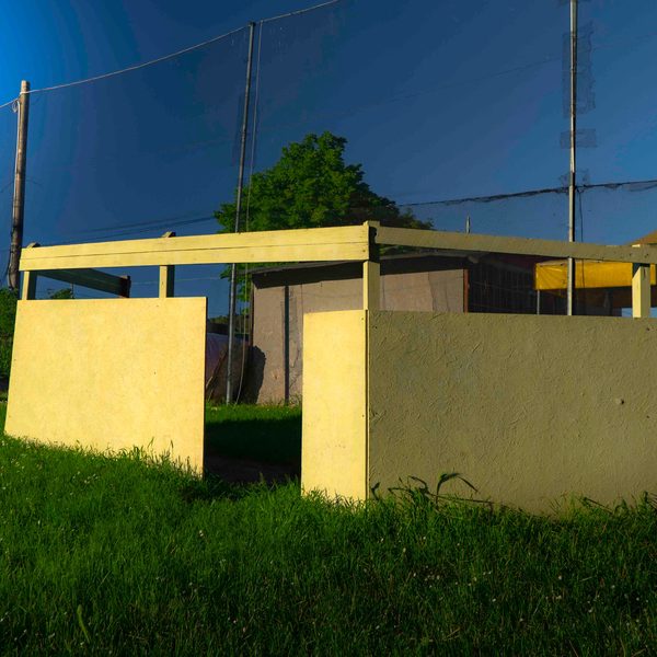 Giocatori di paintball in azione tra i ripari